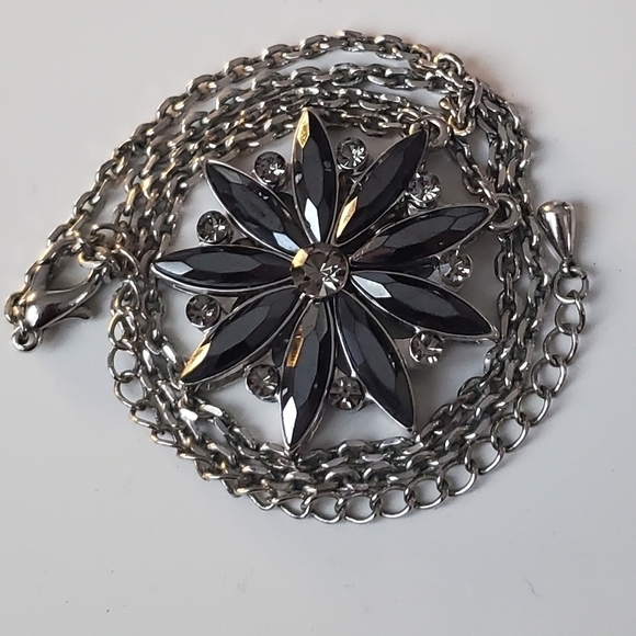 Daisy flower Patterned open and close Pendant Necklace 🌴 - Picture 4 of 6